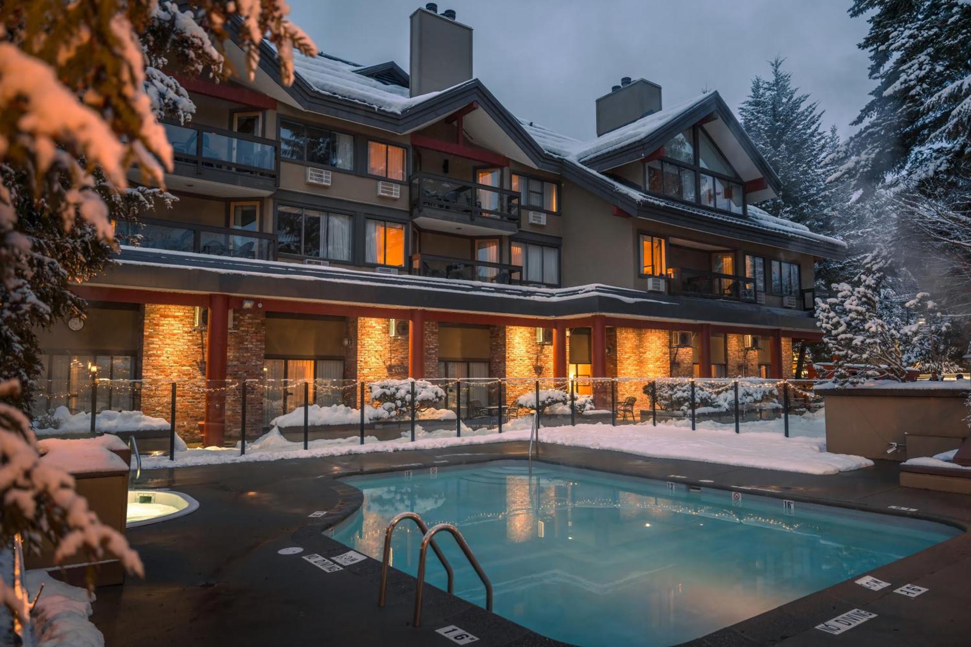 Whistler Village Inn & Suites Buitenkant foto
