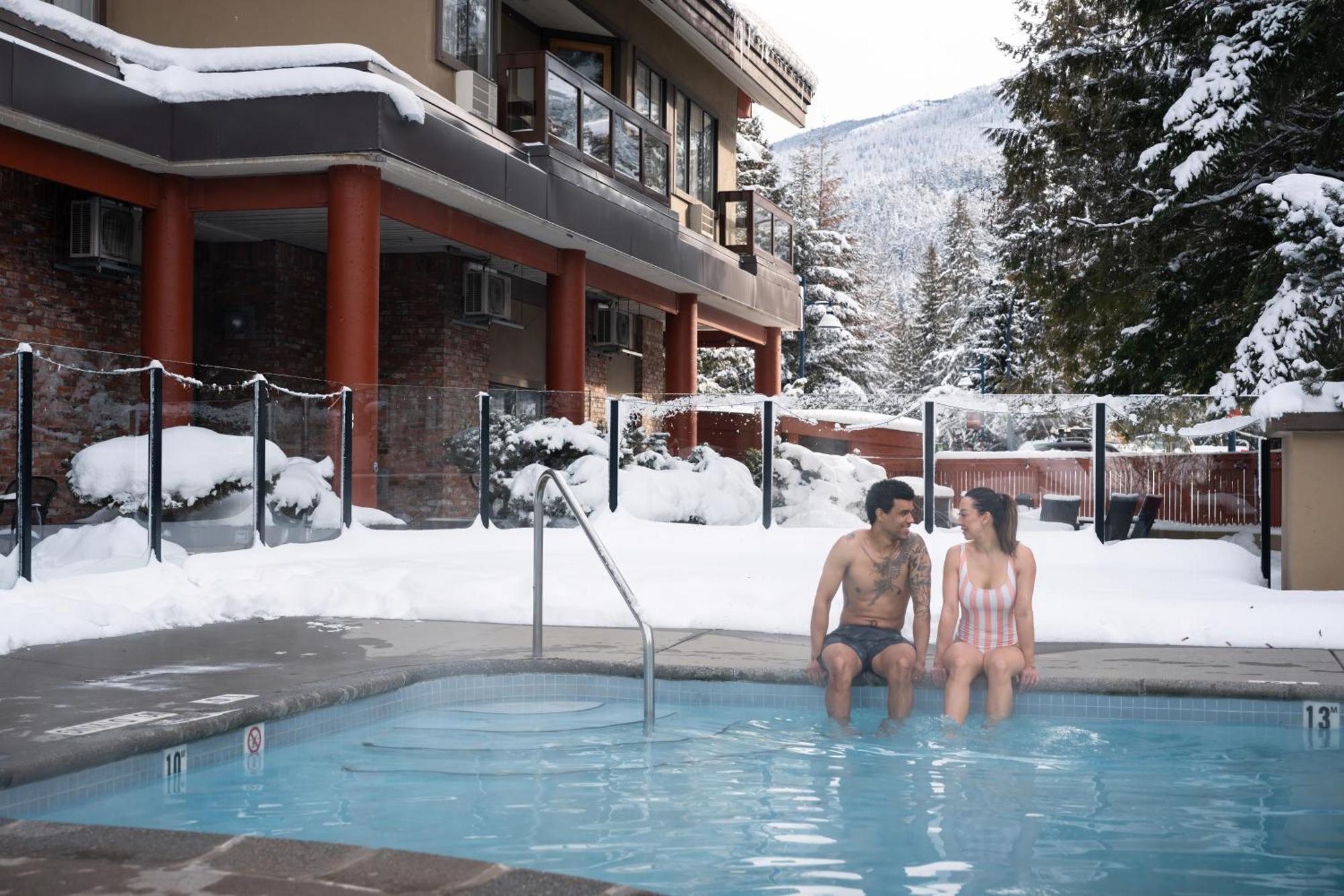 Whistler Village Inn & Suites Buitenkant foto