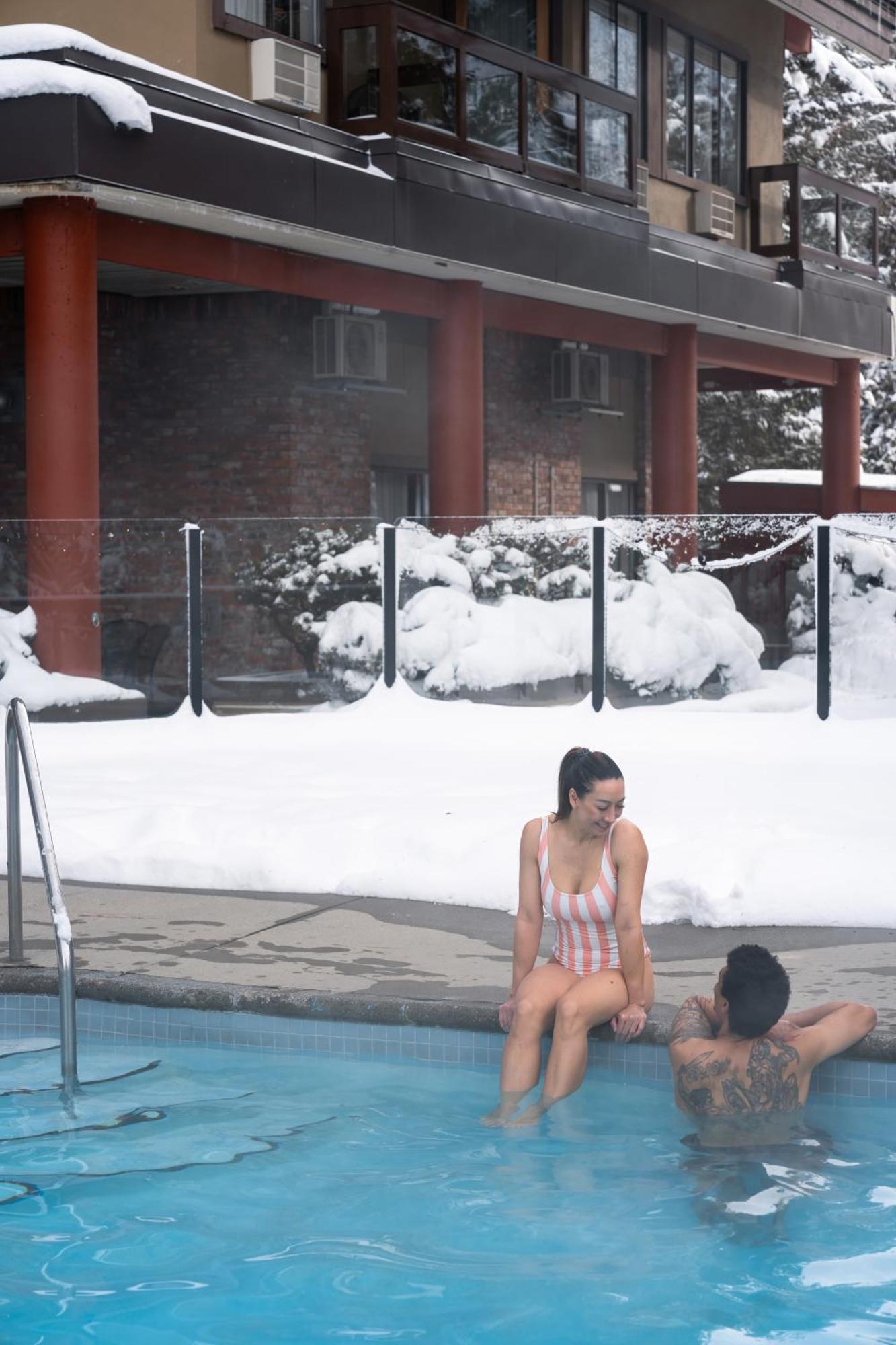 Whistler Village Inn & Suites Buitenkant foto