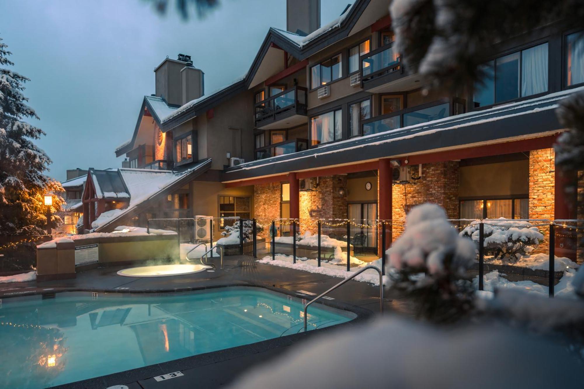 Whistler Village Inn & Suites Buitenkant foto