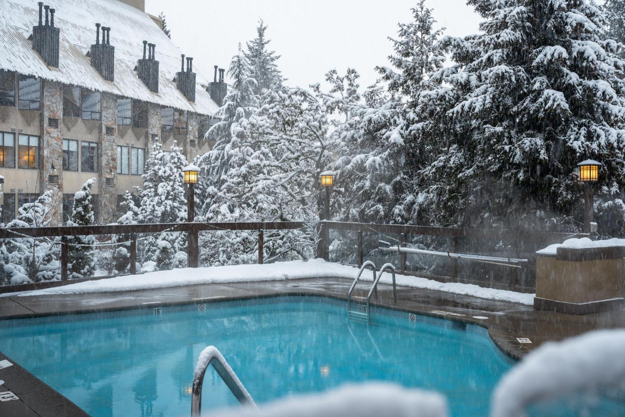 Whistler Village Inn & Suites Buitenkant foto