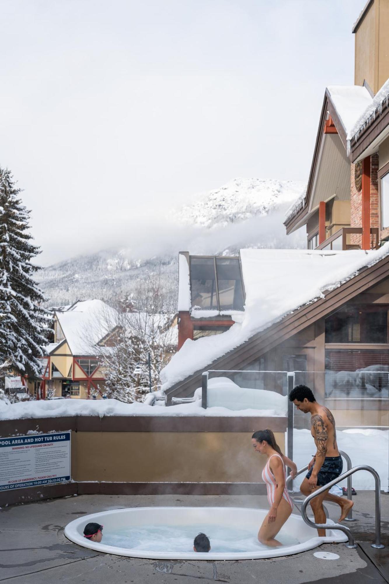 Whistler Village Inn & Suites Buitenkant foto